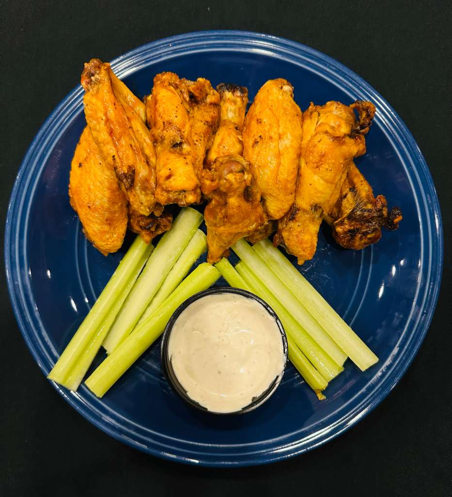 Alitas de pollo con apio y aderezo en Tacos El Koketo